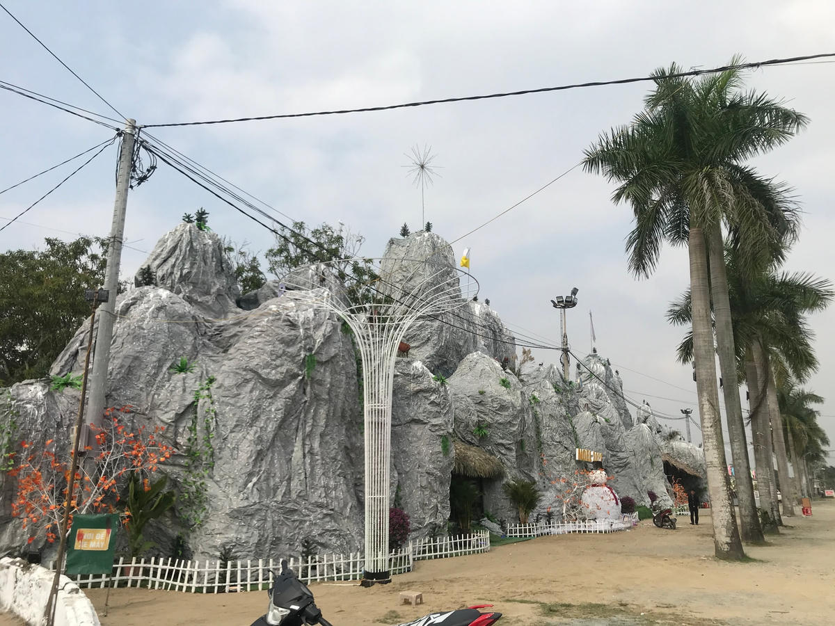Người dân Công giáo đang trang hoàng những công trình chuẩn bị cho một mùa Noel ấm áp, hạnh phúc... sau 2 năm ảnh hưởng dịch Covid-19.