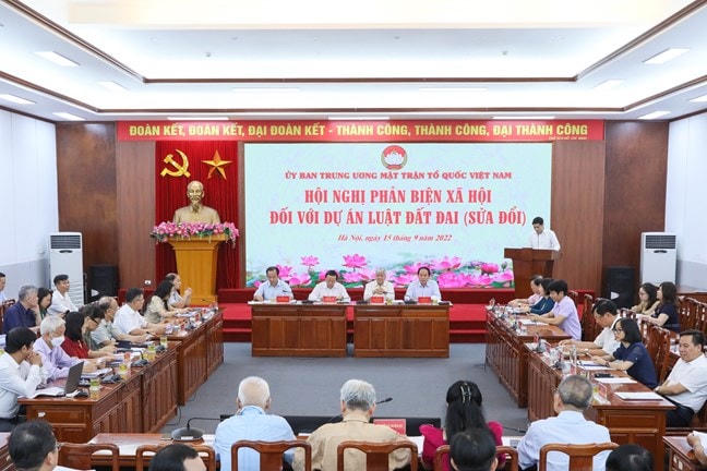 Quang cảnh Hội nghị phản biện xã hội đối với Dự án Luật Đất đai (sửa đổi).