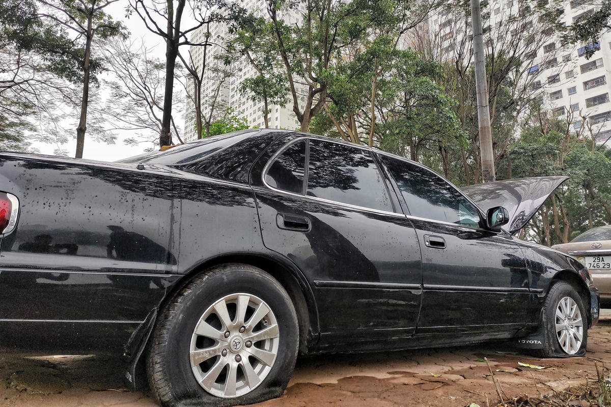 Cũng theo anh Quang, khu vực HH rất đông dân cư, vì vậy các bãi đỗ xe đều chật kín, nhiều người biết là đỗ sai quy định nhưng vẫn đỗ xe ở quanh hồ.