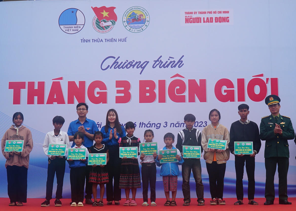 50 suất học bổng được trao tặng đến các em học sinh có hoàn cảnh khó khăn.