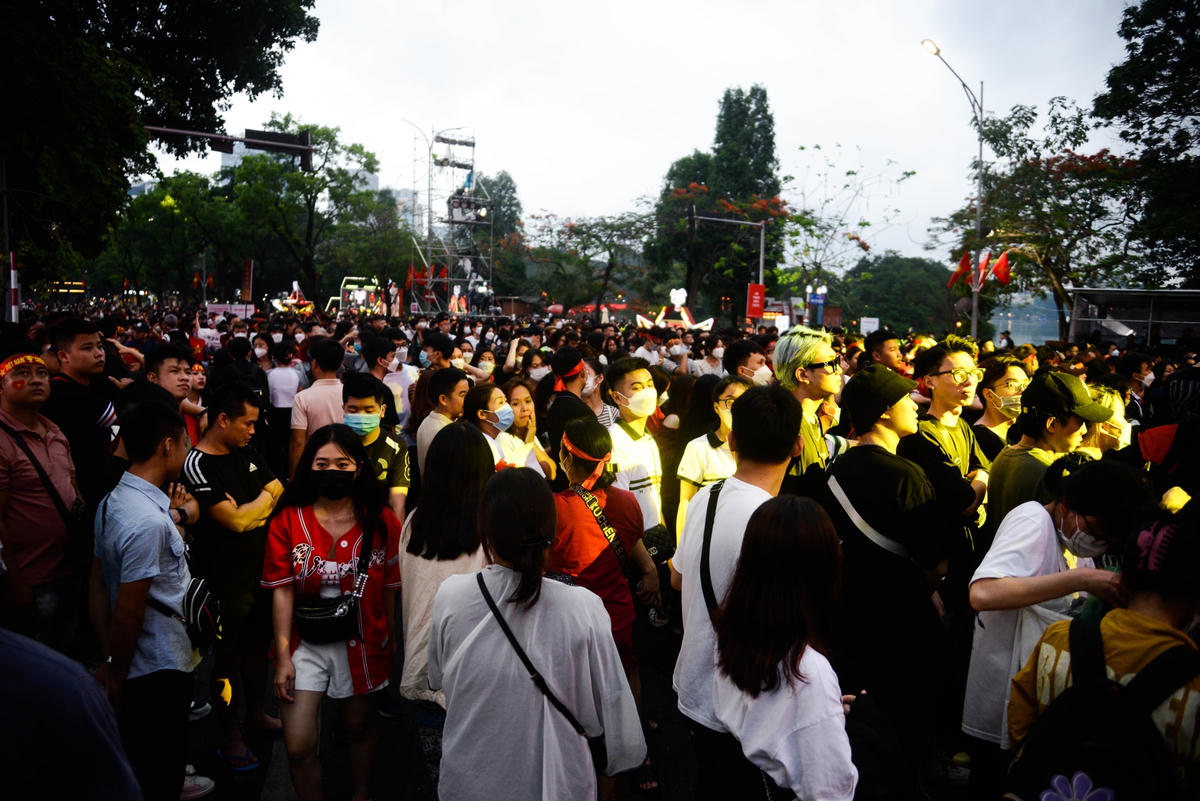 Dòng người đổ về mỗi lúc một đông hơn.