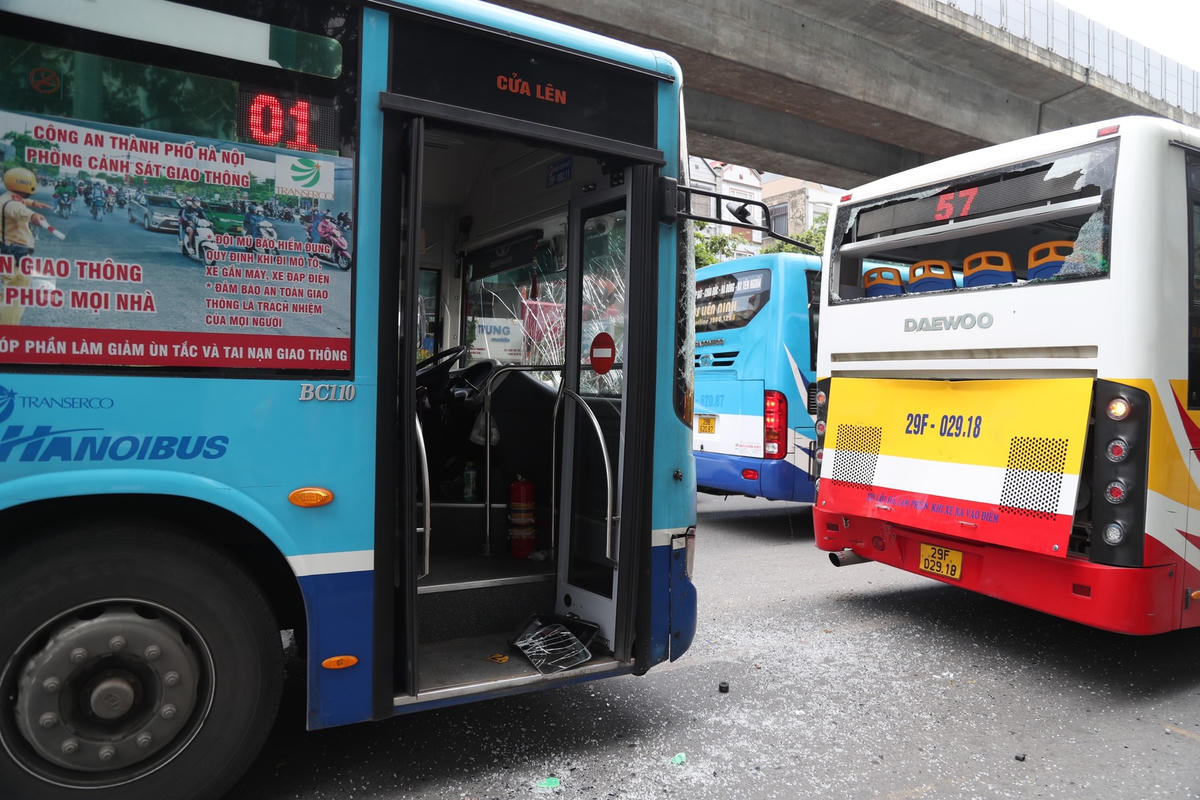 Anh Bùi Văn Đức người chứng kiến vụ tai nạn chia sẻ, chiếc xe buýt mang BKS 29B: 207.47 dừng để đón, trả khách thì bị xe buýt BKS 29F: 029.18 đâm vào đuôi xe. Ngay sau đó, chiếc xe buýt mang BKS 29F: 002.11 tiếp tục đâm vào chiếc xe phía trước khiến 3 chiếc xe đều bị hư hỏng, vỡ kính.