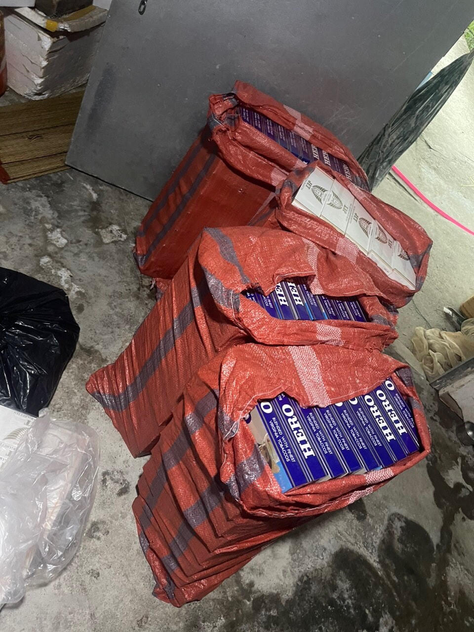 Lực lượng Công an lập biên bản, tạm giữ phương tiện, cùng toàn bộ số thuốc lá điếu trên để tiếp tục điều tra.