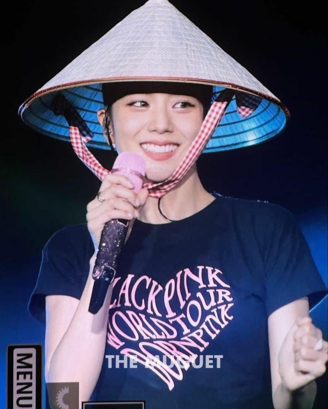 Jisoo thể hiện sự thích thú với nón lá Việt Nam. Nguồn: Instagram. 