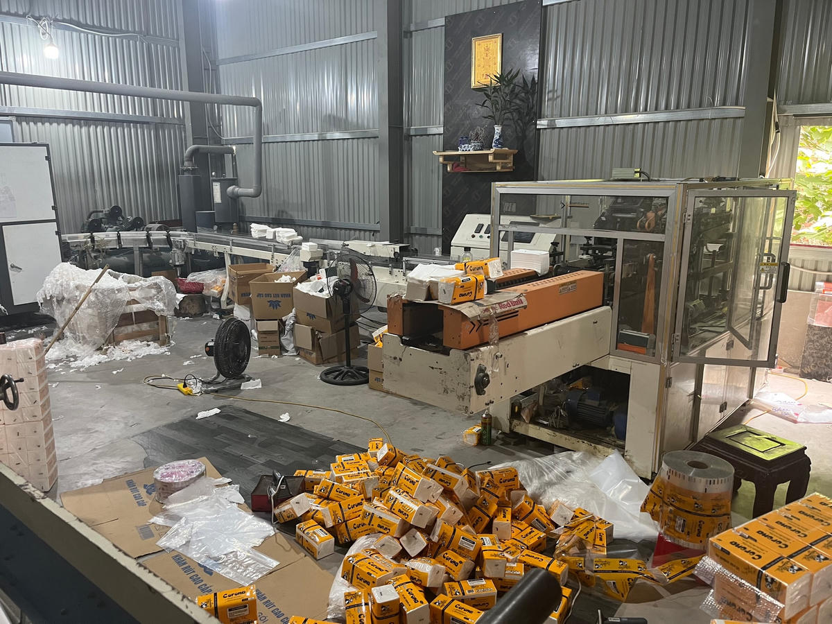 Hệ thống máy móc tương đối "xịn xò" tại Cơ sở Giấy Tuấn Hoa. Ảnh: Tổng cục QLTT.