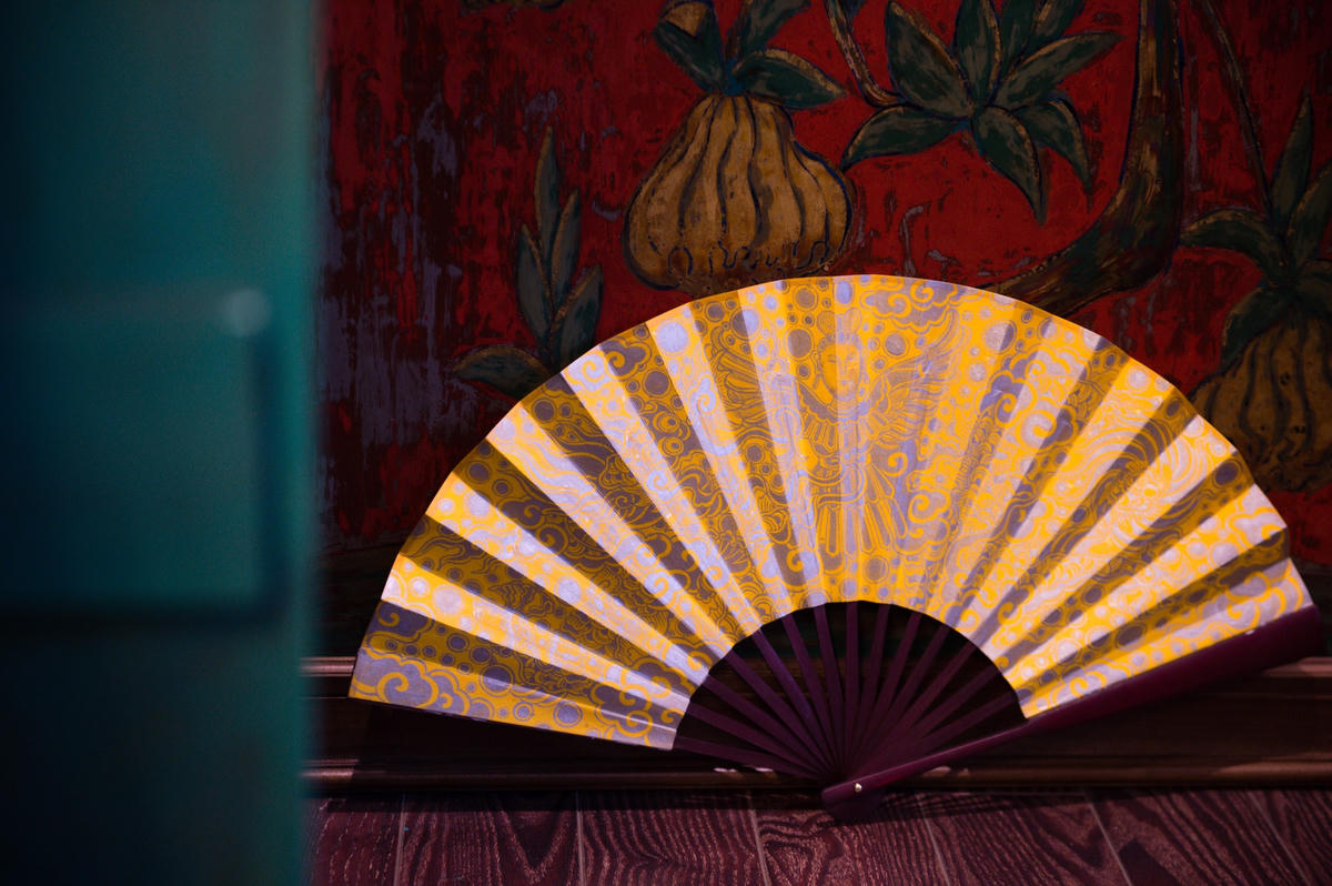 Không chỉ tái hiện lại những bức tranh dân gian, Nam Chi còn sáng tạo, vẽ lên quạt những họa tiết truyền thống, mang đậm màu sắc văn hóa dân gian.