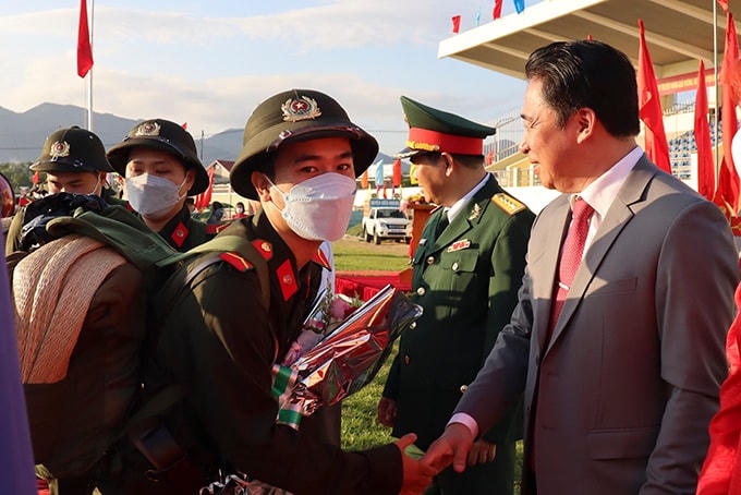 Ông Nguyễn Khắc Toàn, Phó Bí thư Tỉnh ủy, Chủ tịch HĐND tỉnh Khánh Hòa bắt tay động viên tân binh lên đường làm nhiệm vụ.