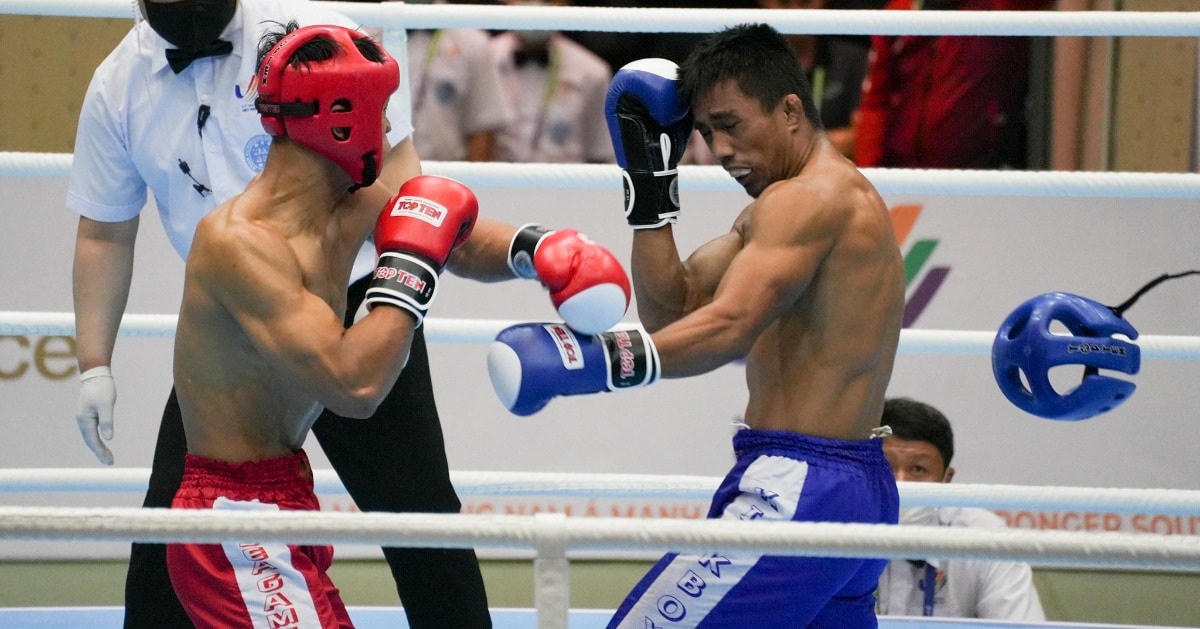 Kịch tính võ sĩ kickboxing Việt Nam đấm bay mũ đối thủ tại SEA Games 31