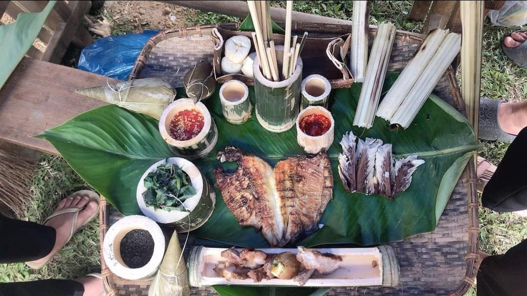 Những món ăn bằng thịt nướng trụi, mè đen giã nhuyễn, cá nướng.