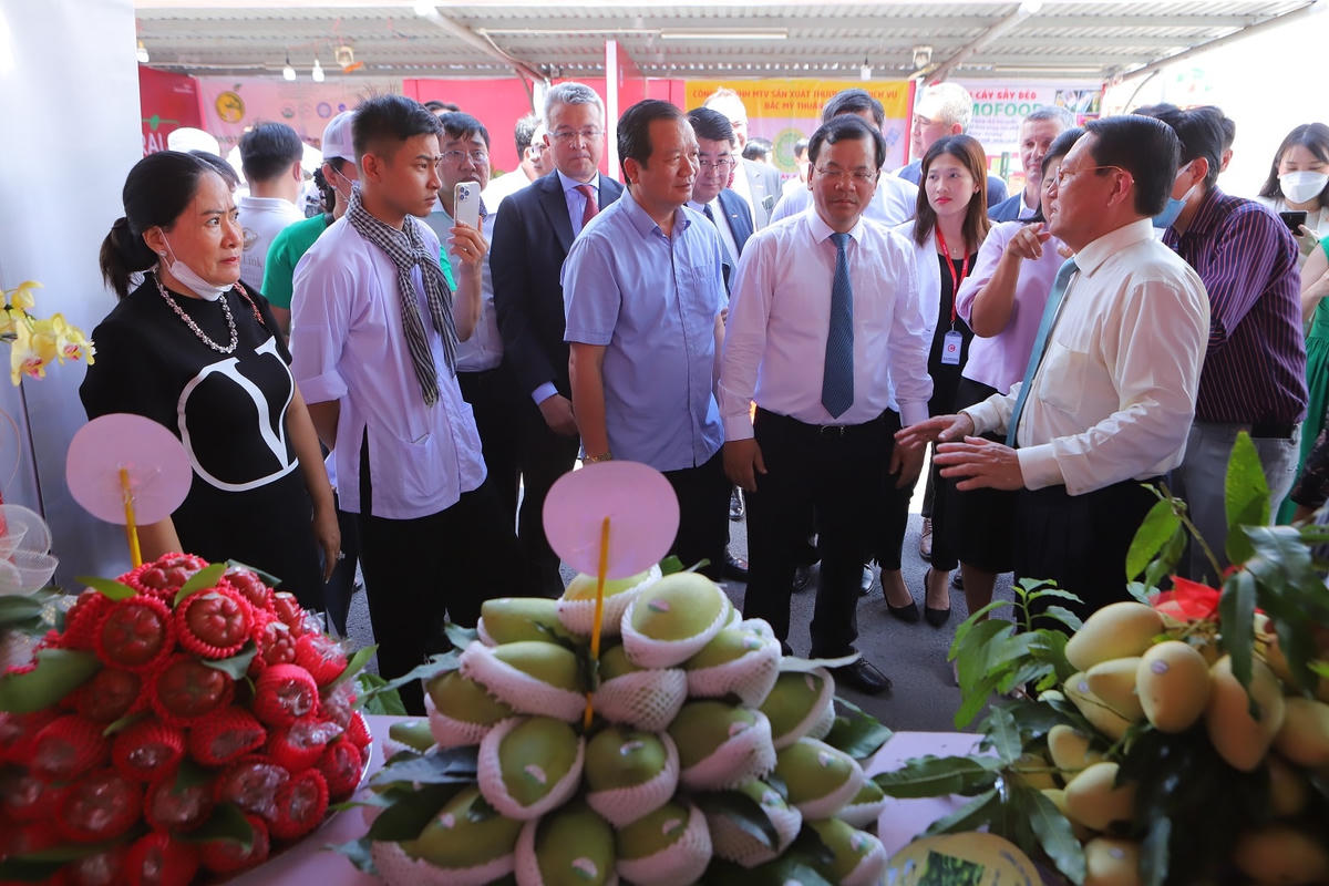 Lãnh đạo tỉnh Tiền Giang hào hứng giới thiệu đặc sản địa phương cho các vị khách tham dự sự kiện