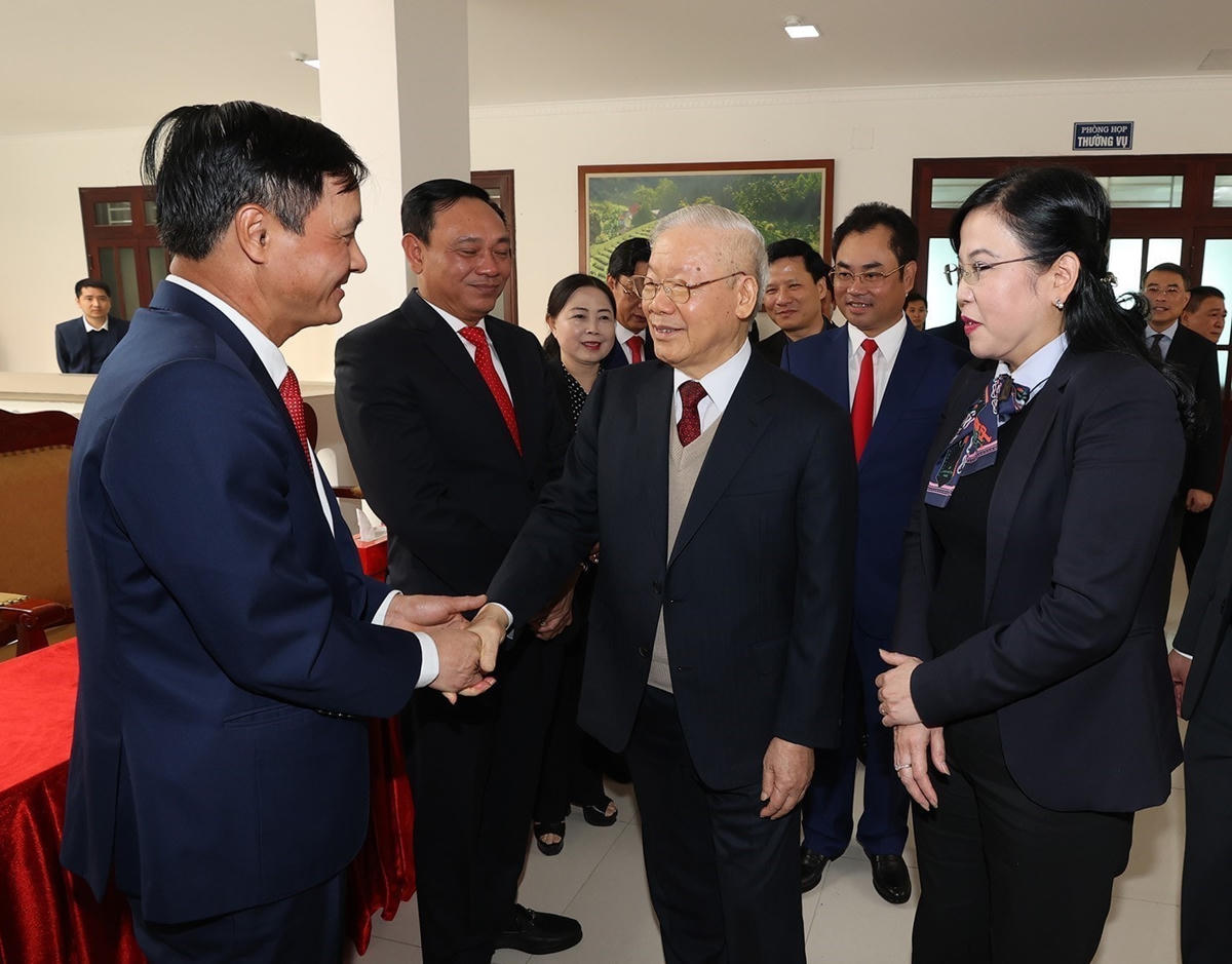Tổng Bí thư Nguyễn Phú Trọng với Ban Thường vụ và lãnh đạo tỉnh Thái Nguyên. Ảnh: Trí Dũng– TTXVN.