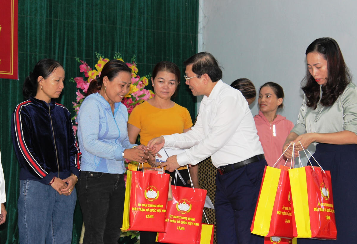 Phó Chủ tịch Nguyễn Hữu Dũng tặng quà cho người có công có hoàn cảnh khó khăn ở huyện Bố Trạch, tỉnh Quảng Bình.