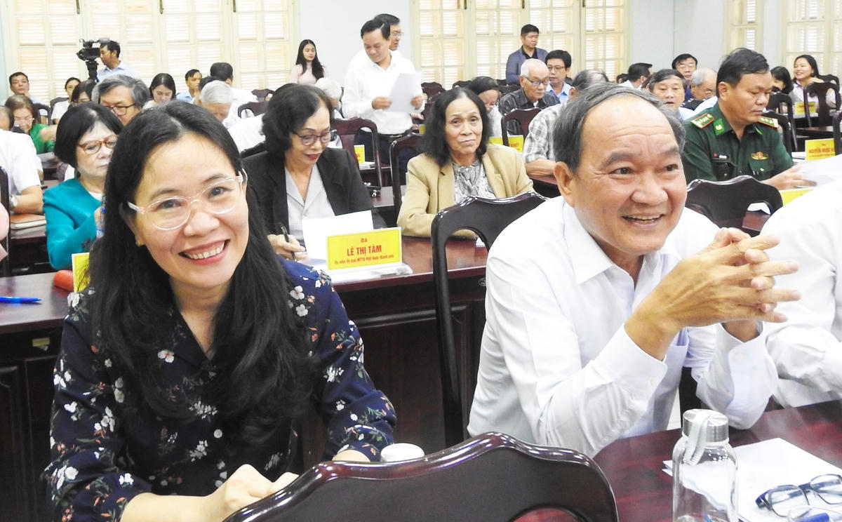 Ông Dương Đình Liễu (phải) và bà Tăng Hoàng Hôn Thắm tại hội nghị. Ảnh: Thanh Tùng.