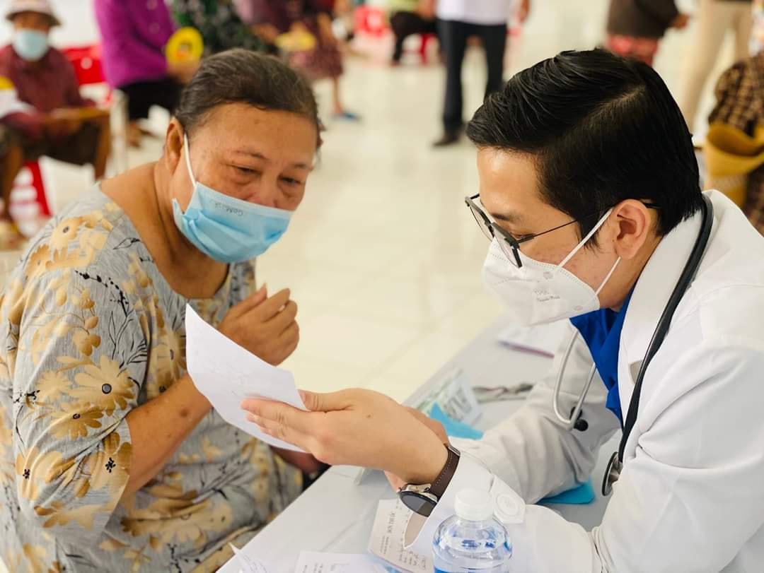 Khám bệnh, phát thuốc miễn phí cho người dân tại huyện Bình Chánh.