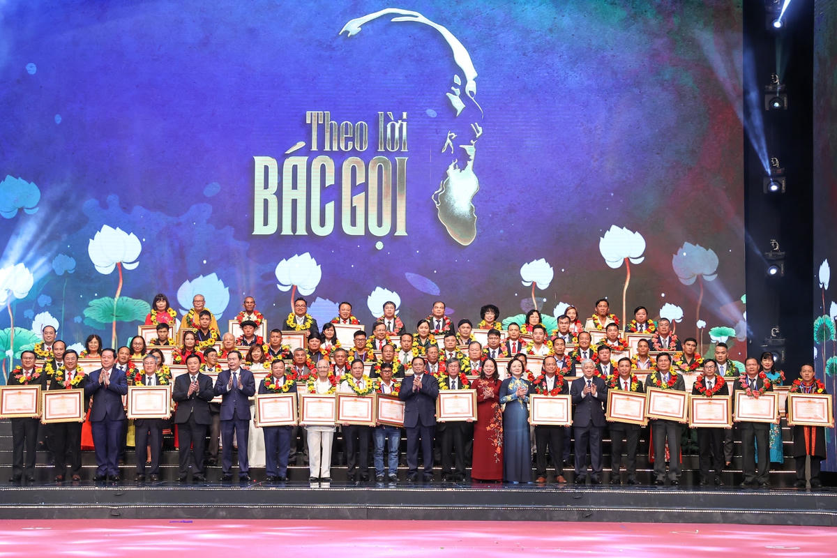 Thủ tướng Chính phủ tặng Bằng khen cho các gương điển hình tiên tiến tiêu biểu dự Hội nghị. Ảnh VGP/Nhật Bắc.