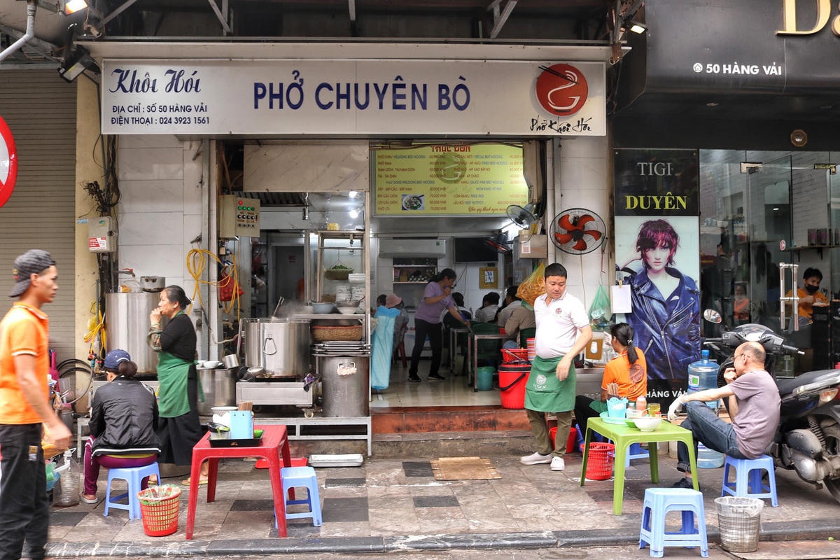 Tại số 50 Hàng Vải dù phía bên trong cửa hàng kinh doanh phở vẫn chưa chật kín bàn nhưng họ vẫn cố tình lấn chiếm vỉa hè.