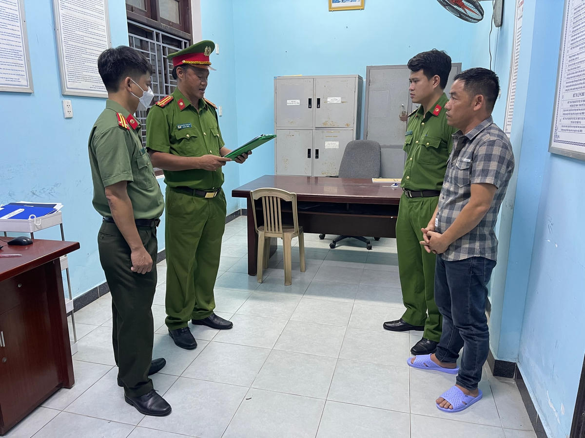 Cơ quan Công an đọc lệnh bắt giữ đối tượng liên quan đến đường dây cá độ bóng đá.