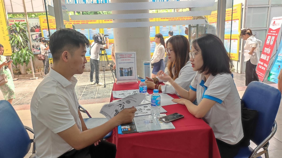 Người lao động tìm việc làm tại Trung tâm Dịch vụ việc làm Hà Nội.