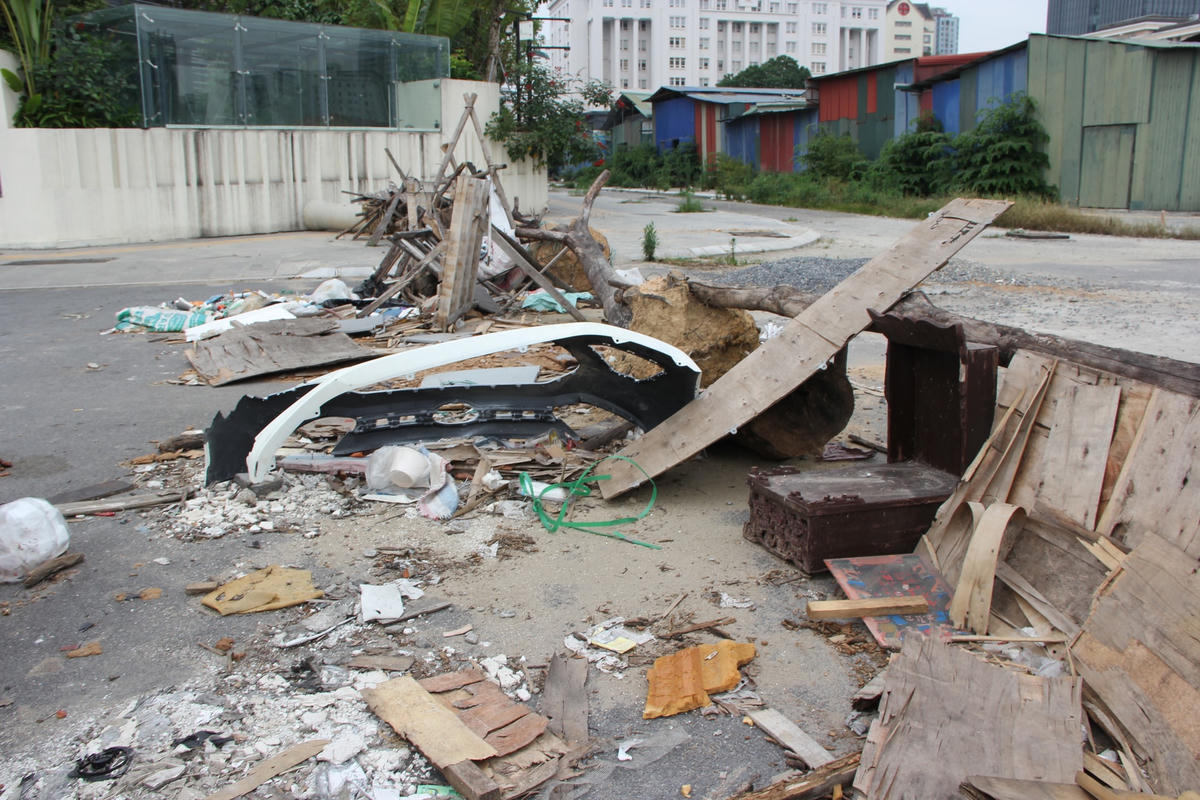 La liệt những đống rác thải giữa đường trong ngõ 7 đường Tôn Thất Thuyết.