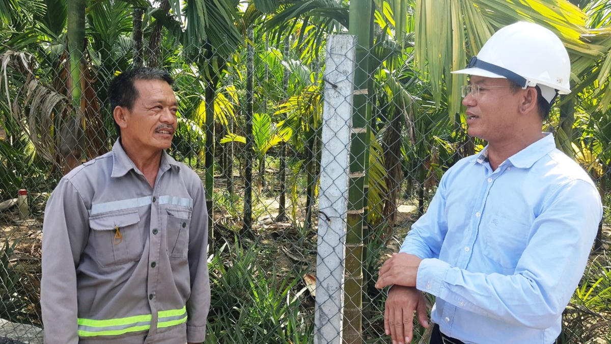 Ông Lê Quốc Đạt vận động người dân bàn giao mặt bằng cho đơn vị thi công dự án.