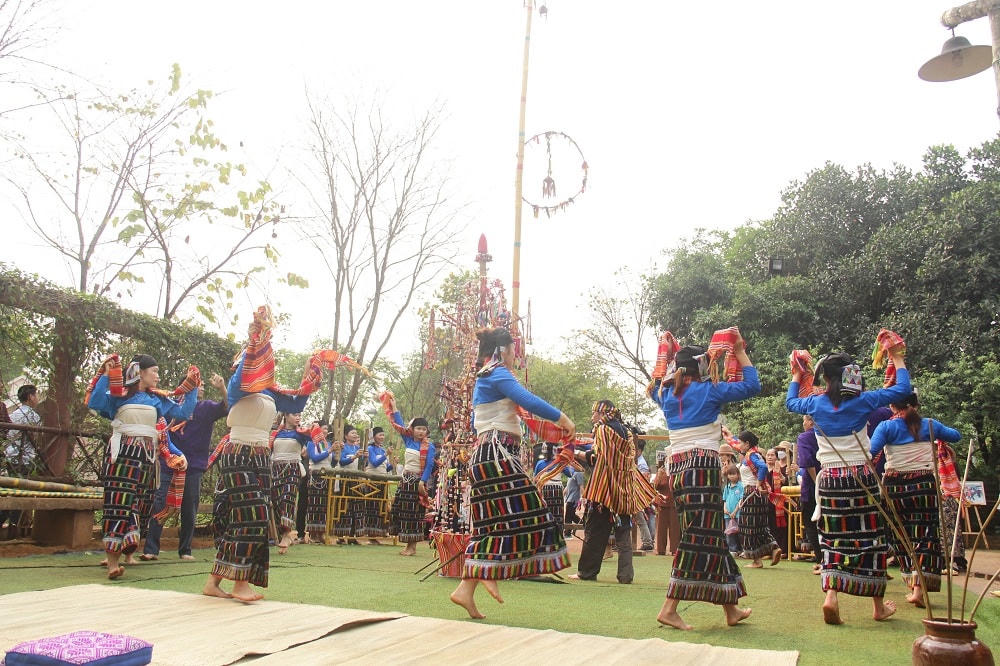 Sau khi ông Mo đã xin được thần linh chứng giám, phần hội bắt đầu được diễn ra: Tiếng trống, chiêng, boong bù, múa khăn, múa ô của các cô gái, chàng trai xung quanh cây bông…