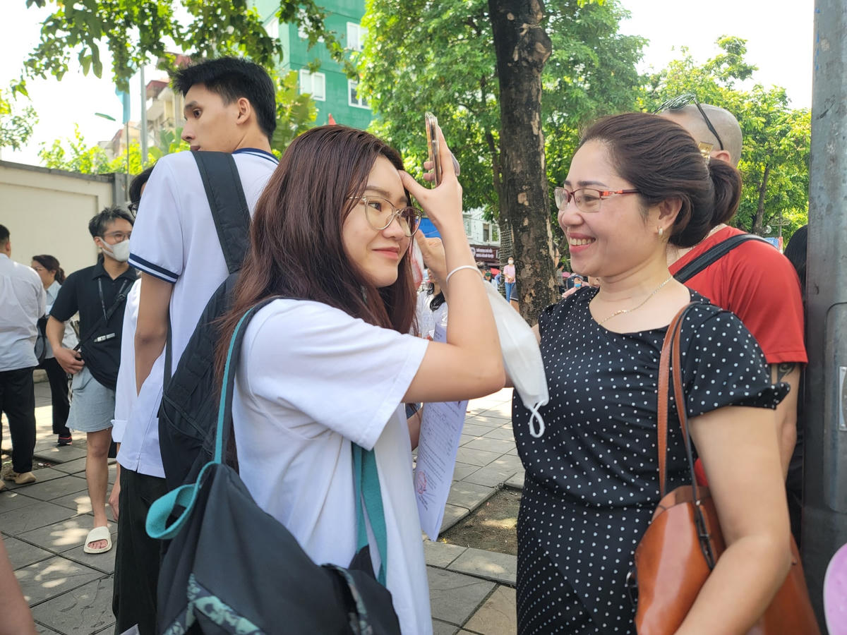 Một thí sinh chia sẻ niềm vui với mẹ sau khi hoàn thành môn thi đầu tiên.