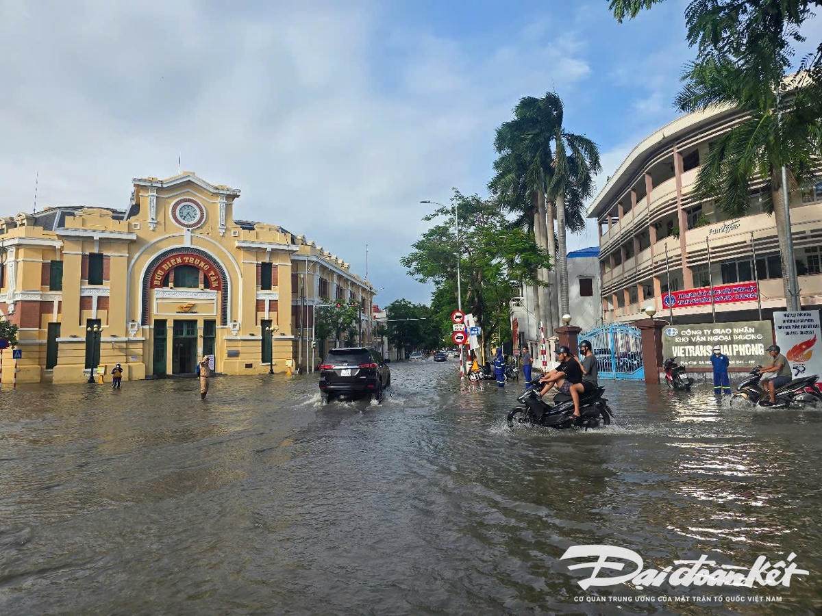 Khu vực Bưu điện thành phố Hải Phòng ngập sâu trong nước. Ảnh: Phương Thanh.