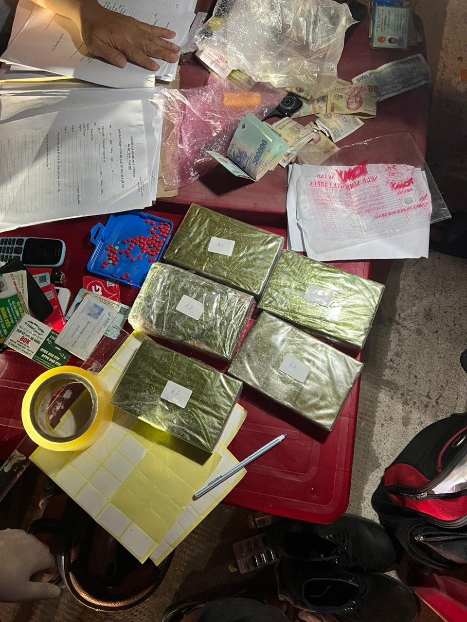 Tang vật thu giữ 5 bánh heroin. 