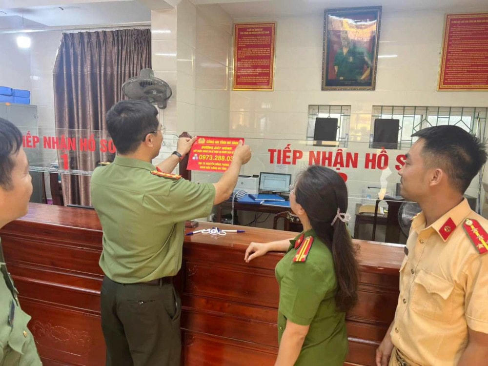 Đại tá Nguyễn Hồng Phong, Giám đốc Công an tỉnh Hà Tĩnh dán số điện thoại công khai đường dây nóng.