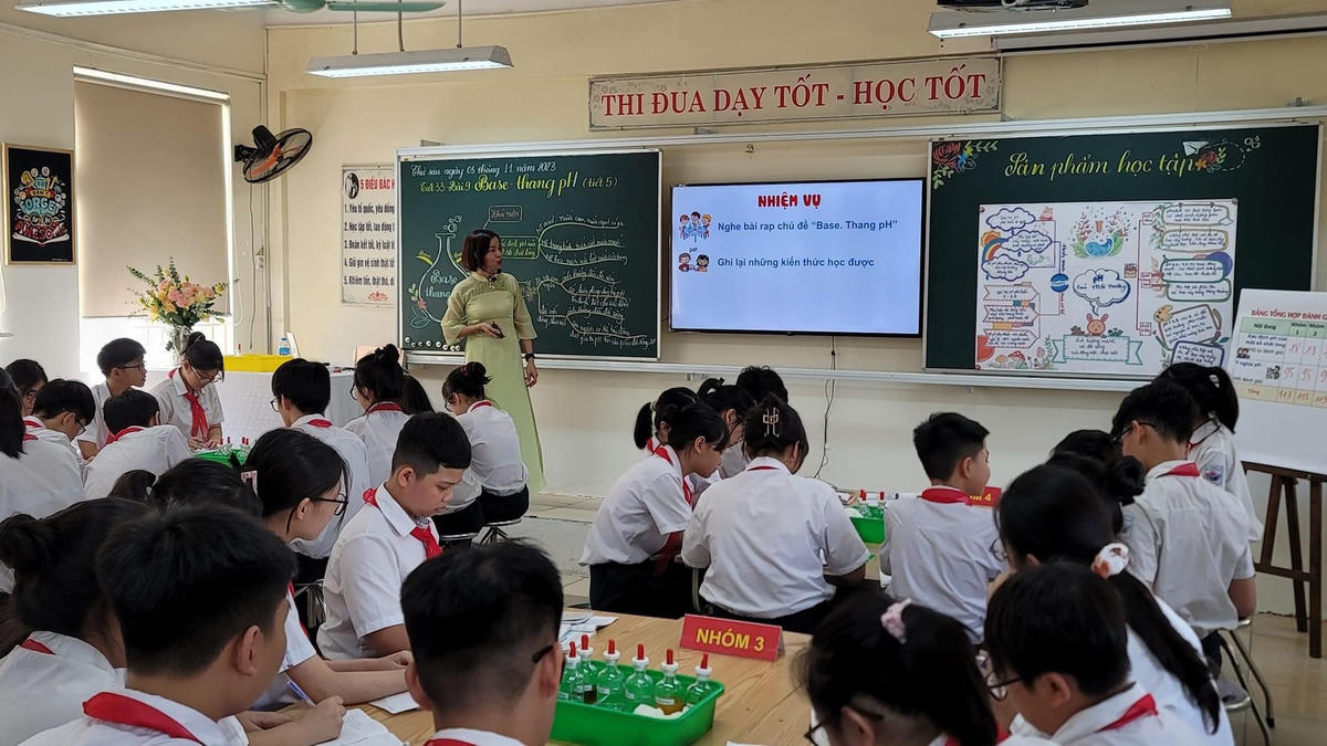 Nghề giáo đang đối mặt nhiều áp lực. Ảnh: K.Giang.  