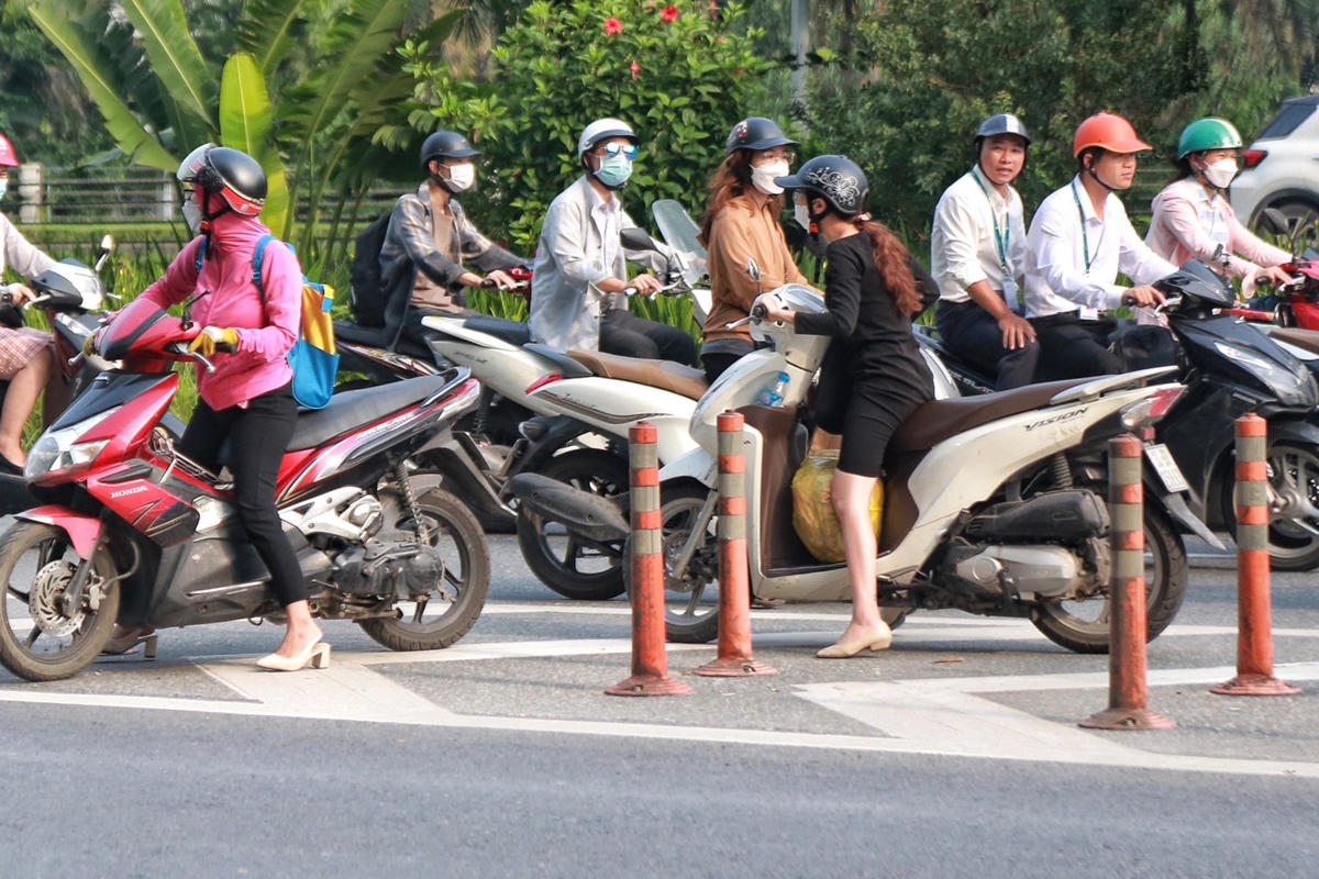 Tương tự, chị L.T.H, trú tại phường Mỹ Đình, quận Nam Từ Liêm phân trần, do hôm nay phải đưa con đi học nên đi làm muộn, đúng lúc ùn tắc, thấy người khác quay thì cũng quay đầu đi ngược chiều theo.