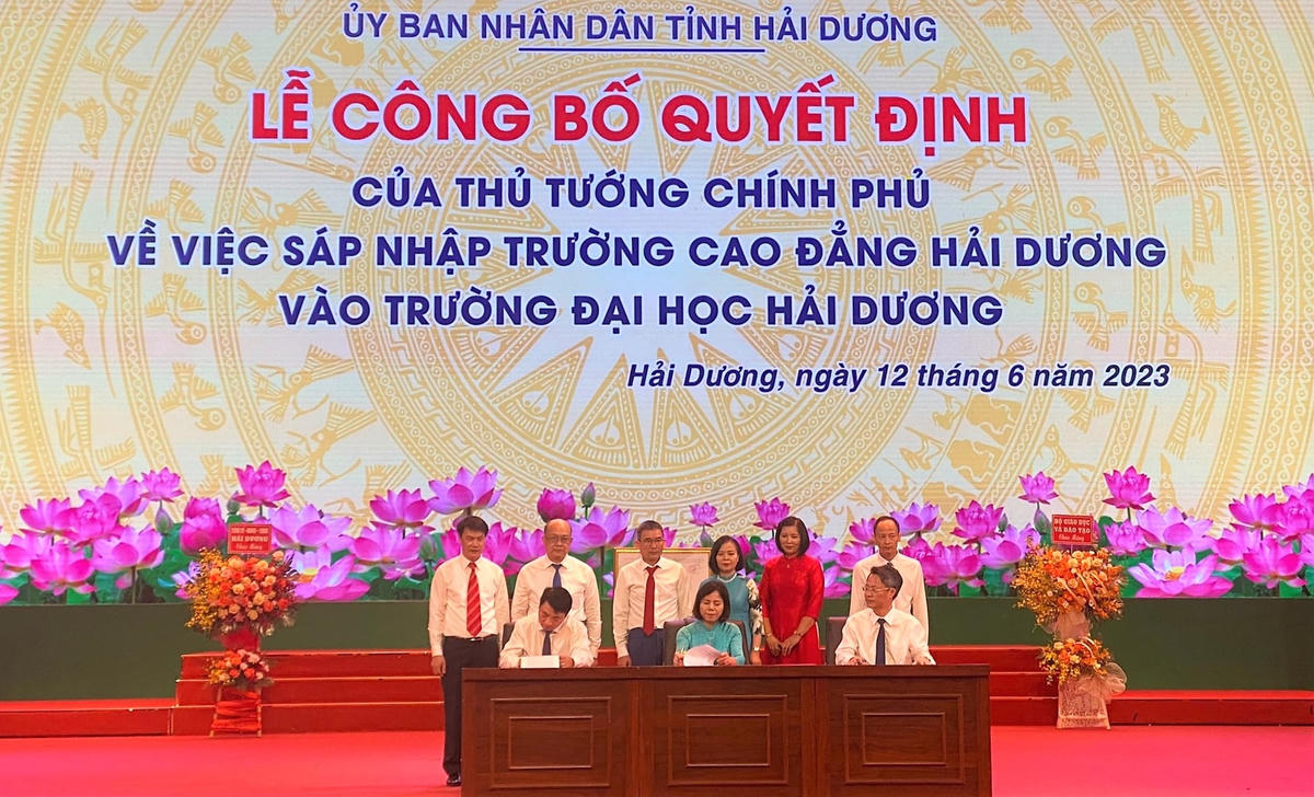 Nhân dịp này, đại diện Trường Đại học Hải Dương; Đại học Bách Khoa Hà Nội và Ban Quản lý các khu công nghiệp tỉnh Hải Dương đã ký kết “Hợp tác đào tạo nguồn nhân lực chất lượng cao và nghiên cứu, đổi mới sáng tạo phục vụ phát triển các khu công nghiệp”.