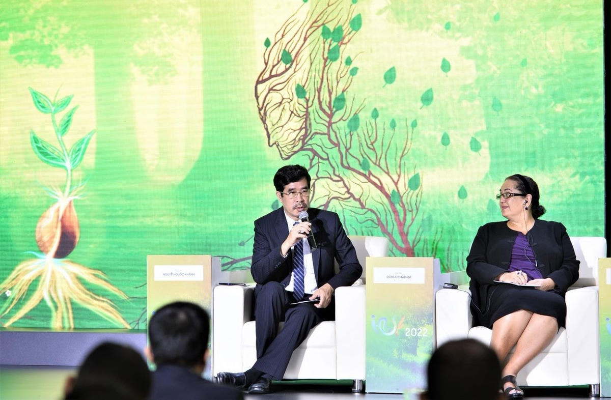 Ông Nguyễn Quốc Khánh (ngoài cùng, bên trái) - Giám đốc Điều hành Nghiên cứu & Phát triển (R&D) Vinamilk cùng các diễn giả trong phiên thảo luận VCSF 2022.