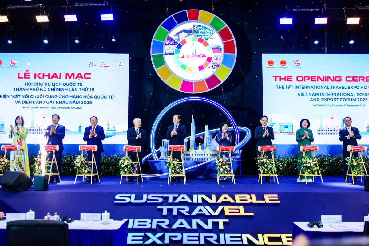 Các đại biểu Theo Sở Du lịch TP Hồ Chí Minh, ITE HCMC 2025 mang thông điệp “Du lịch bền vững – Trải nghiệm sống động”, quy tụ hơn 500 doanh nghiệp, 250 người mua quốc tế từ 41 quốc gia và vùng lãnh thổ cùng hàng chục nghìn lượt khách tham quan.