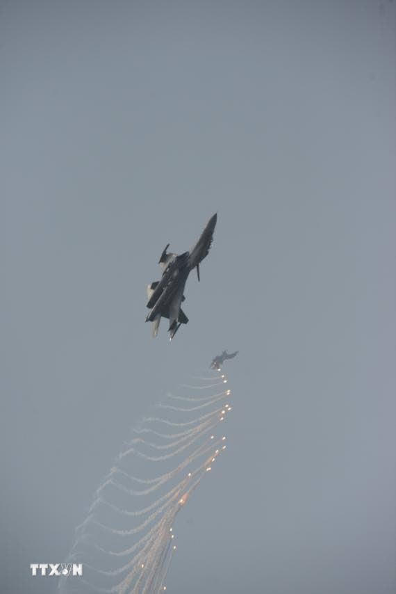 Màn trình diễn phun bẫy nhiệt của máy bay tiêm kích Su-30MK2 trên bầu trời Thành phố Hồ Chí Minh. (Ảnh: TTXVN)