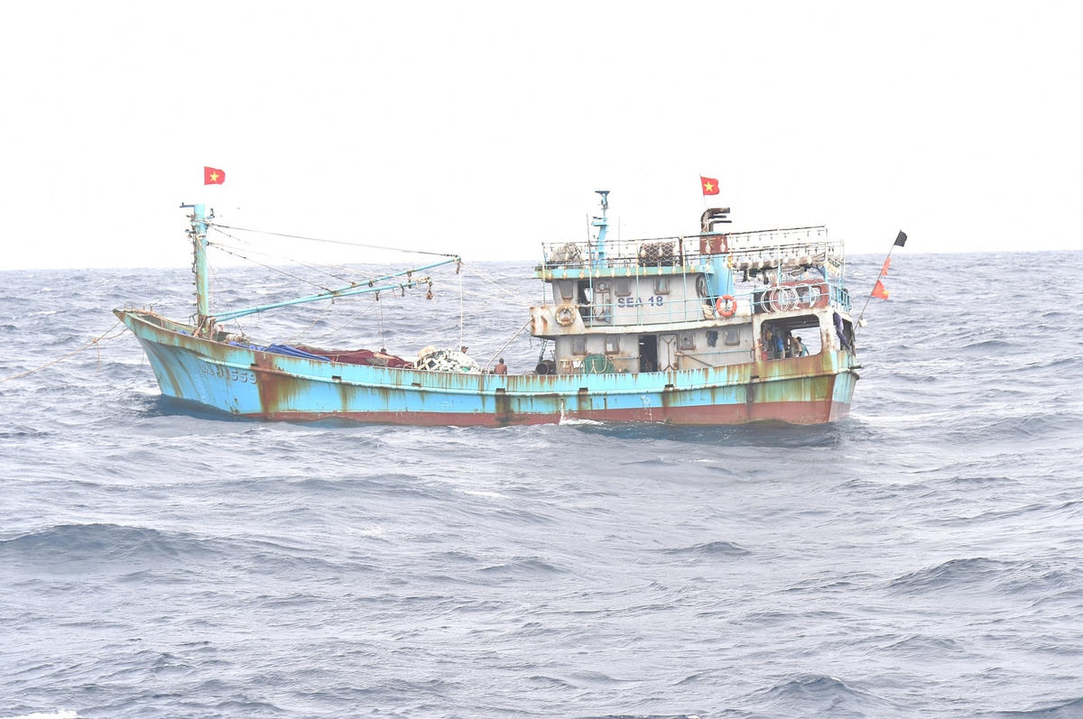 Một tàu cá gặp nạn trên biển. Ảnh minh họa).