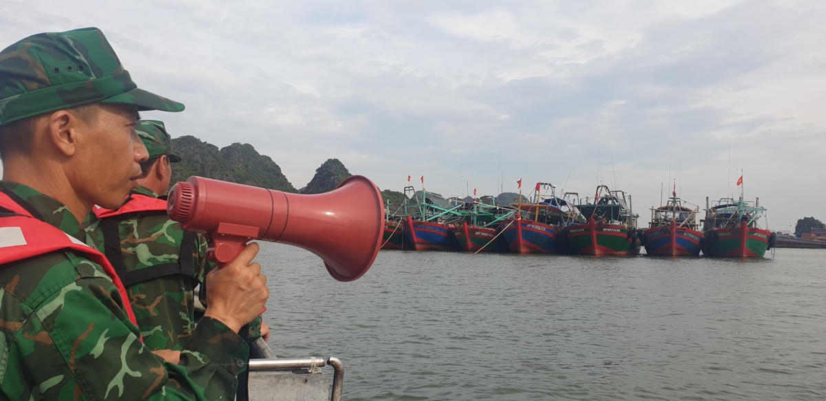 Cùng với pháo hiệu, chiến sỹ biên phòng còn lưu động dùng loa thông báo các tàu thuyền vào nơi tránh trú bão an toàn.