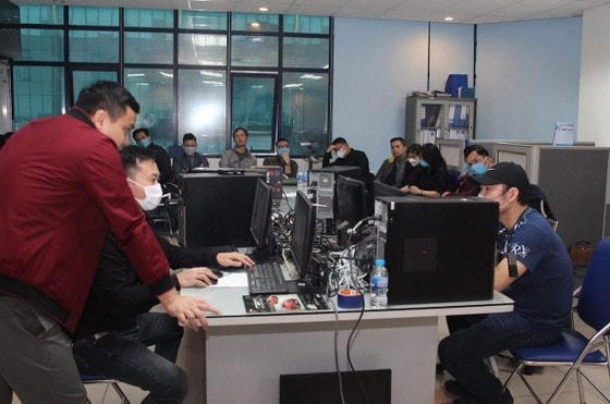 Lực lượng chức năng khám xét Phòng kiểm định xe cơ giới, Cục Đăng kiểm Việt Nam sáng 28/12.