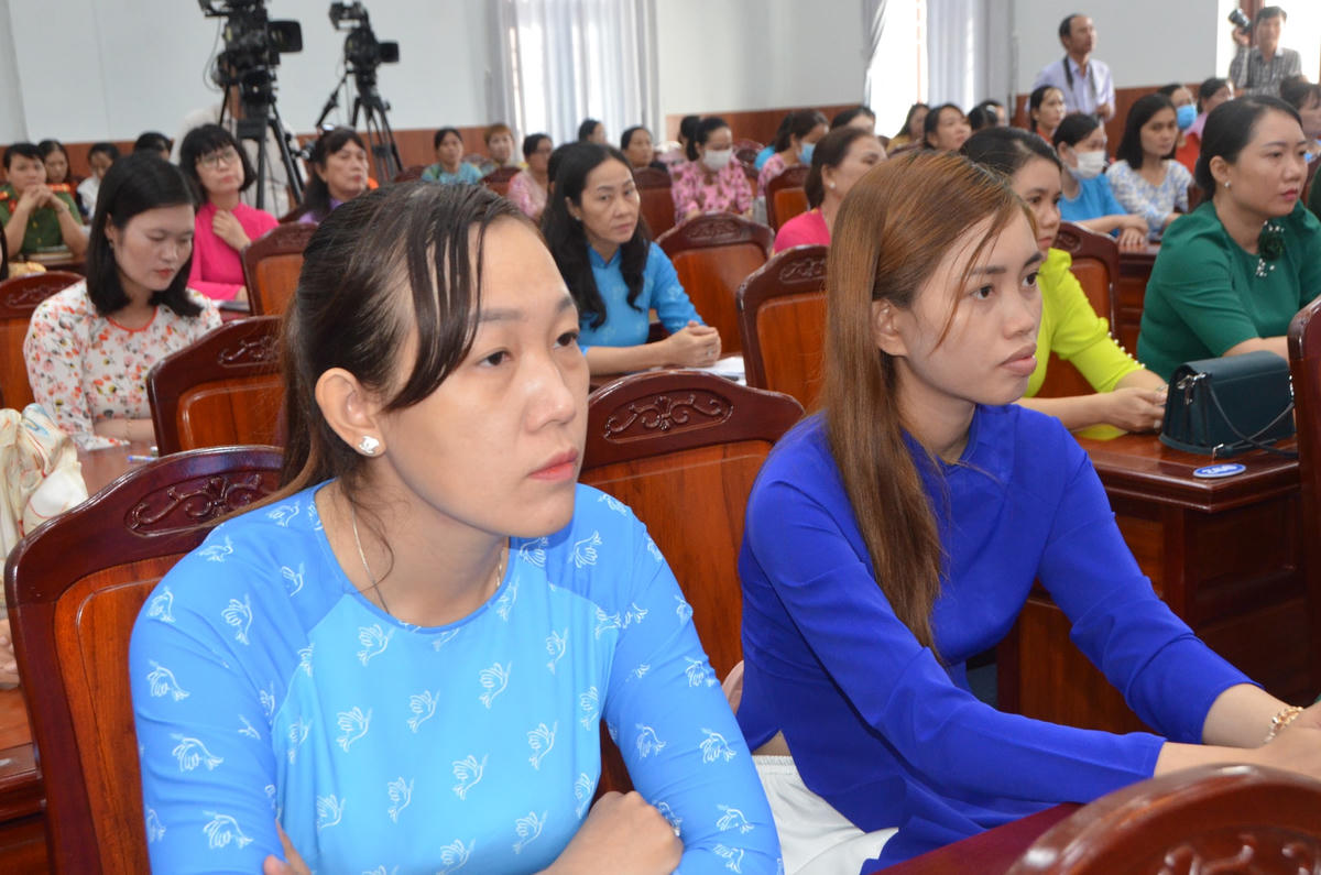 Hơn 200 đại biểu đại diện cho các tầng lớp phụ nữ trong tỉnh dự buổi đối thoại.