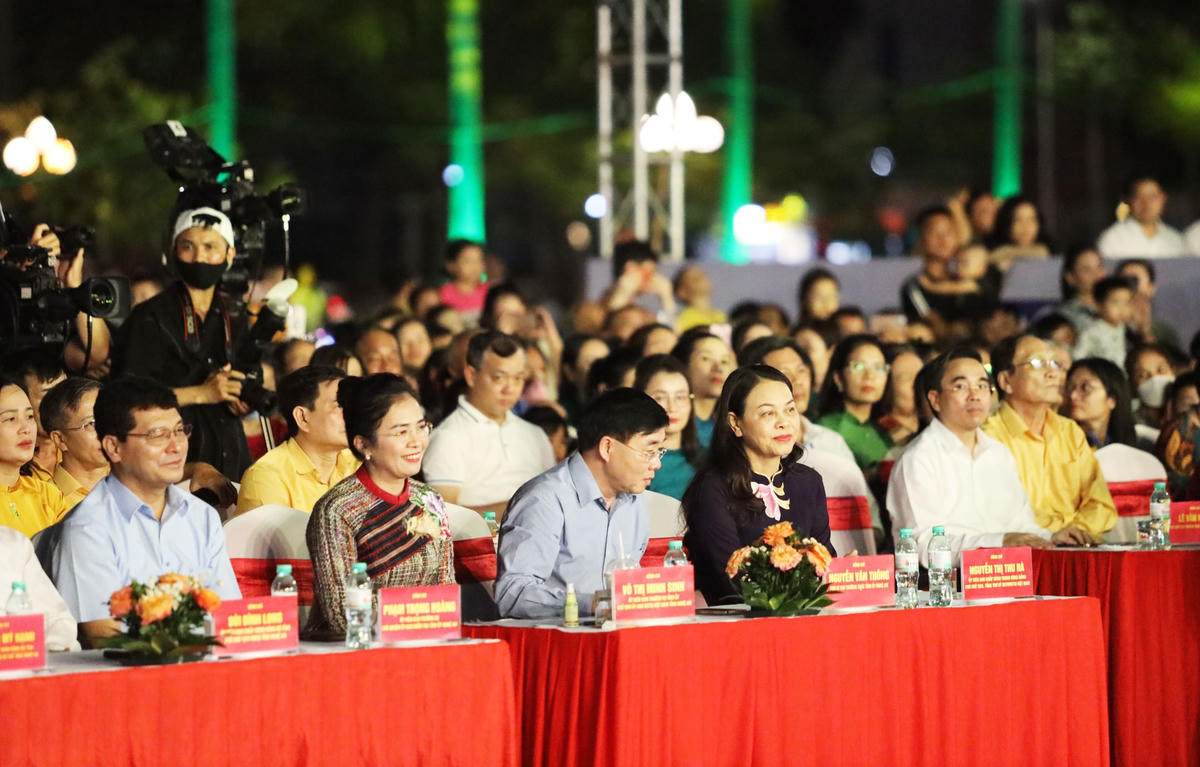 Trước đó, vào tối ngày 11/11 tại TP Vinh, bà Nguyễn Thị Thu Hà, Ủy viên Trung ương Đảng, Phó Chủ tịch - Tổng Thư ký UBTƯ MTTQ Việt Nam đã tham dự Chương trình nghệ thuật "Đêm hội kết đoàn" năm 2023 lần đầu tiên được tổ chức quy mô cấp tỉnh. Ảnh Điền Bắc