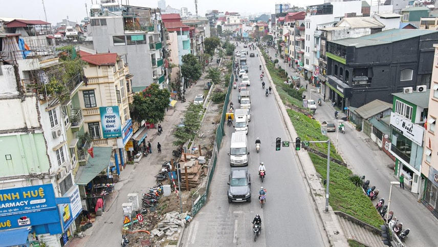 Phân luồng giao thông phục vụ thi công xây dựng cầu vượt An Dương - Thanh Niên để hạn chế ùn tắc giao thông.