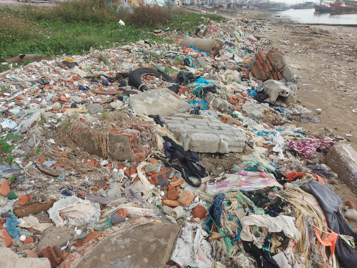 Bờ biển xã Minh Lộc cũng tràn đầy rác thải.