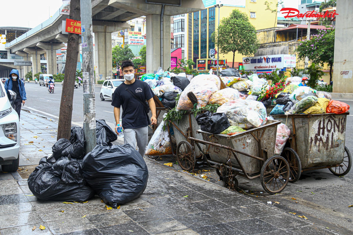 Theo anh Phạm Văn Công trú tại Thanh Xuân, Hà Nội chia sẻ, trên tuyến đường Nguyễn Trãi luôn có lượng phương tiện tham gia giao thông lớn. Vào giờ tập kết, các xe rác lấn chiếm lòng đường, che khuất tầm nhìn, gây cản trở cho người tham gia giao thông. “Nếu không di dời các điểm tập kết rác này nguy cơ xảy ra tai nạn giao thông là rất cao”- anh Công nhấn mạnh.