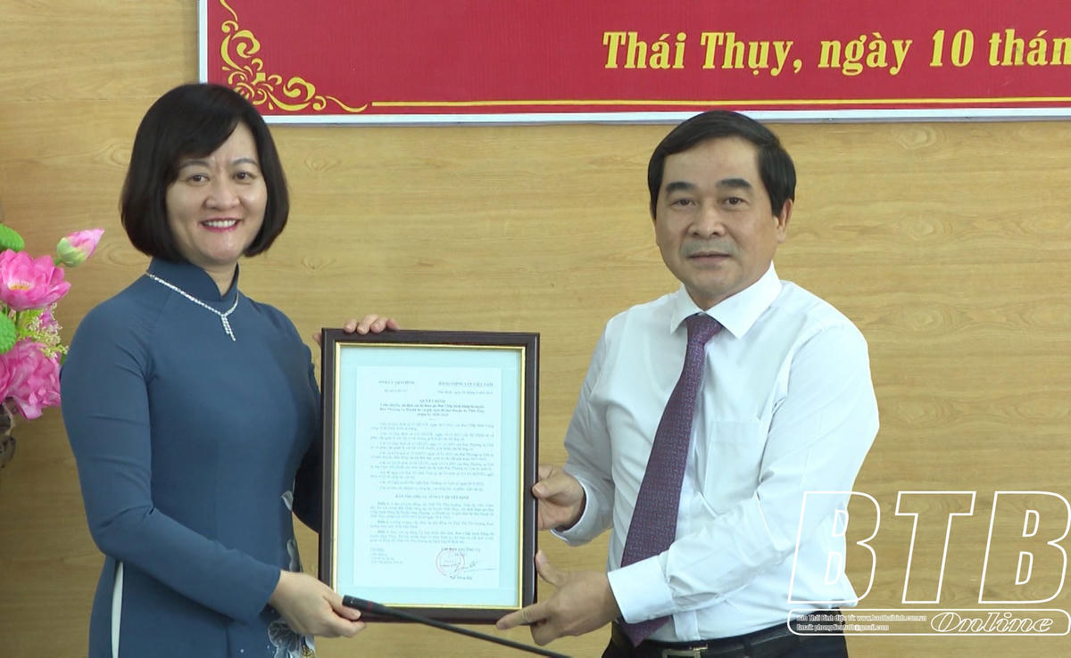 Bà Thái Thị Thu Hường, Giám đốc Sở Tài chính vừa nhận quyết định luân chuyển về làm Bí thư Huyện ủy huyện ven biển Thái Thụy. Ảnh: Báo Thái Bình.  