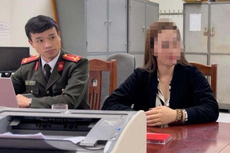 Cô đồng Trương Thị Hương làm việc với cơ quan chức năng. Ảnh: Báo SK&ĐS. 