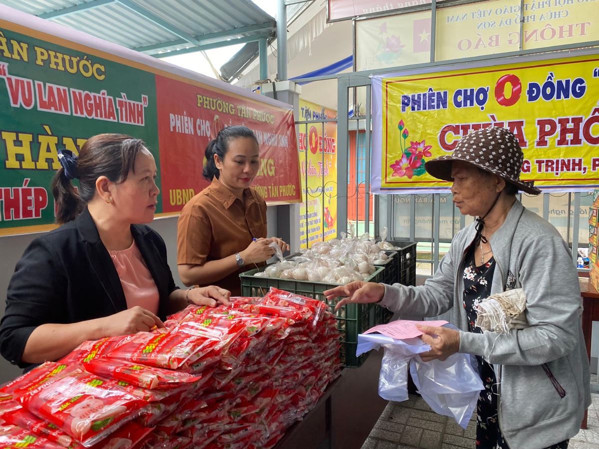 Phần lớn người mua hàng đều có hoàn cảnh khó khăn. 