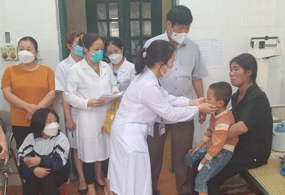 Cán bộ y tế khám bệnh, lấy mẫu xét nghiệm cho bệnh nhi tại khoa Nhi, Trung tâm Y tế huyện Chợ Đồn. Ảnh: CDC Bắc Kạn.