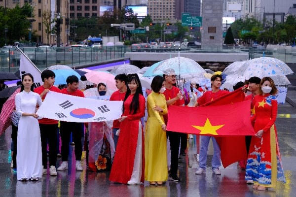 Đoàn diễu hành mang quốc kỳ Việt Nam và Hàn Quốc