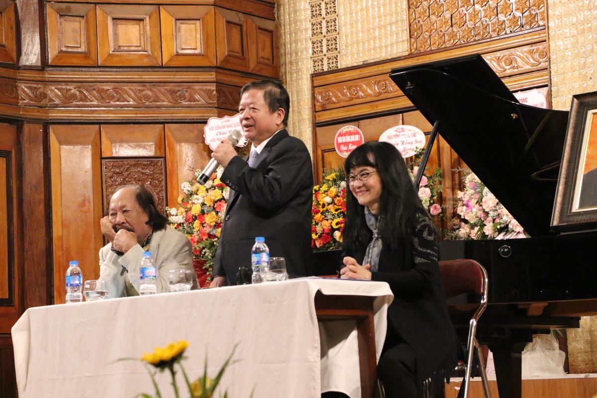 Nhạc sĩ Đỗ Hồng Quân (giữa) phát biểu tại Hội thảo. (ảnh: Tiến Mạnh)