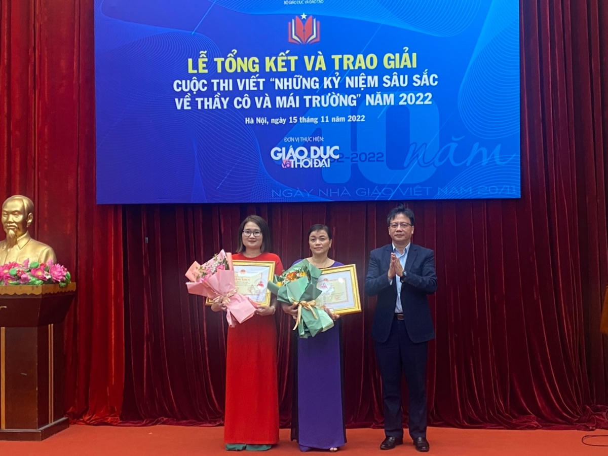 Ban tổ chức trao bằng khen cho các tác giải đoạt giải Ba, giải Nhì.